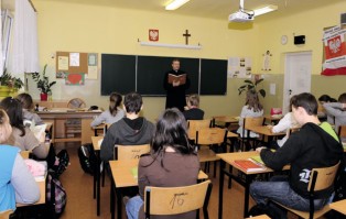 Nowacka: jedna godzina lekcji religii w szkołach od 1...