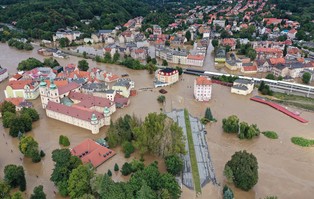 Franciszkanie z klasztoru w Kłodzku: worki z piaskiem...