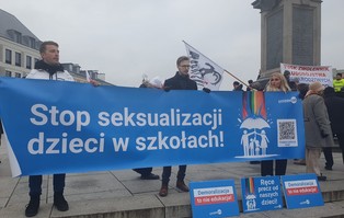 Tłumy w Warszawie na proteście przeciwko obowiązkowej...