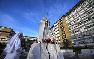 Watykan o chorobie papieża Franciszka: złożony obraz...