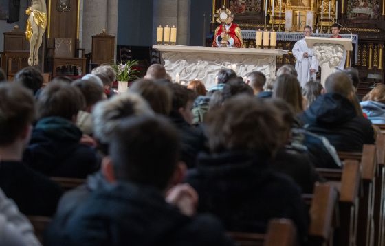 Kard. Ryś do młodych: trzeba przejść tą ciemną doliną do Jezusa!