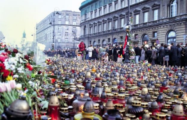 Pomnik smoleński powinien stanąć przy Krakowskim Przedmieściu.
Tutaj po tragedii 10 kwietnia gromadziły się setki tysięcy osób