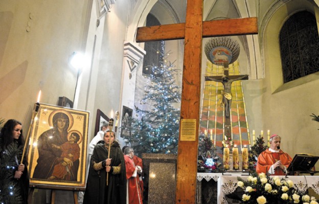 Krzyz i ikona Maryi w sanktuarium w Lelowie