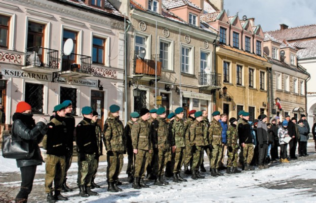 Uczestnicy marszu na sandomierskim Rynku