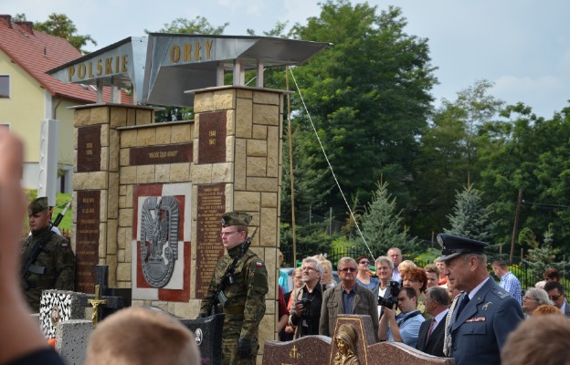 Polskie Orły - pomnik odsłonięto 30 sierpnia 2014 r. na cmentarzu parafialnym w Morawicy. 19 kwietnia odsłonięte zostaną nowe tablice z nazwiskami pilotów 