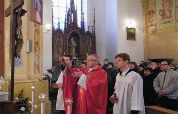 Podczas adoracji krzyża