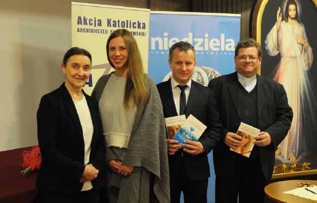 Spotkanie w „Niedzieli”, od lewej: Lidia Dudkiewicz, redaktor naczelna,  Anna Golędzinowska, Artur Dąbrowski, ks. Mariusz Frukacz