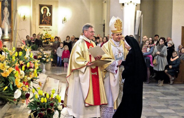 Biskup wręcza s. Lidii medal za dzieła miłosierdzia