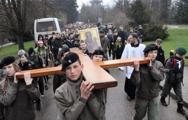 Procesja z symbolami Światowych Dni Młodzieży