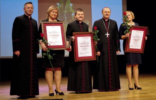 Tegoroczni laureaci nagrody „Pro Christo”
z ks. Łukaszem Gołębiewskim i bp. Tadeuszem Pikusem