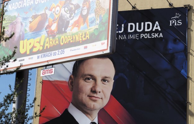 Przed sztabem wyborczym Andrzeja Dudy
