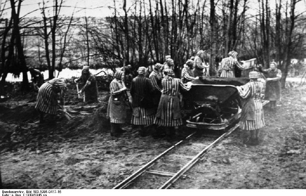 Więźniarki przy pracy w Ravensbrück (1939 r.)