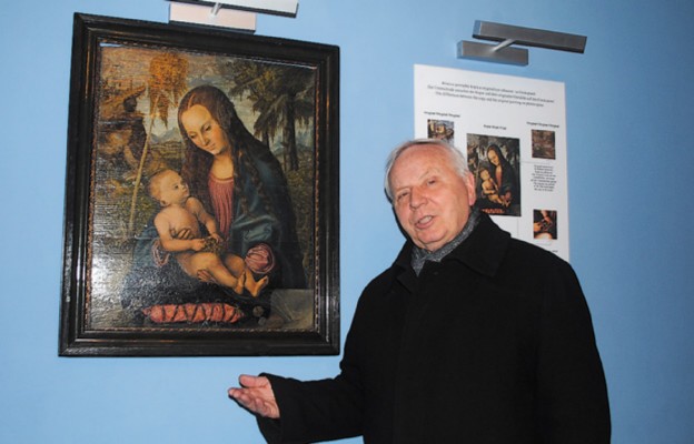 Ks. Józef Pater przy odzyskanym obrazie Madonna pod jodłami 