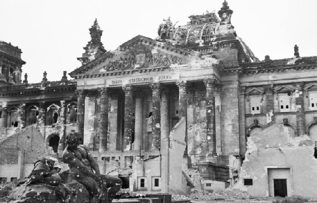 Reichstag po alianckich bombardowaniach Berlina