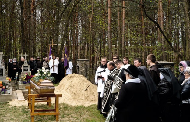 Ostatnie pożegnanie o. Czesława na cmentarzu klasztornym w Leżajsku