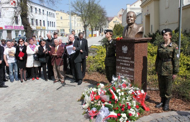 Uroczystość odsłonięcia popiersia Lecha Kaczyńskiego w Grudziądzu