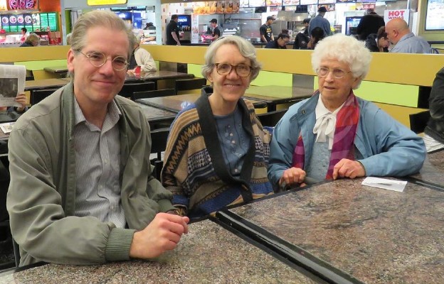 Linda Gibbons z przyjaciółmi Mary Burnie i Jonem Parr Vijinskim, na krótko po uwolnieniu