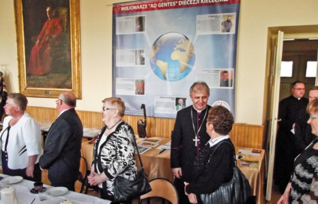 Spotkanie bp. Jana Piotrowskiego z rodzinami misjonarzy diecezji kieleckiej