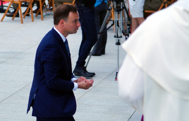 Andrzej Duda z hostią w ręce