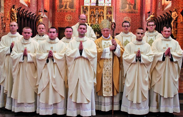 Neoprezbiterzy z Biskupem Andrzejem
i moderatorami seminaryjnymi