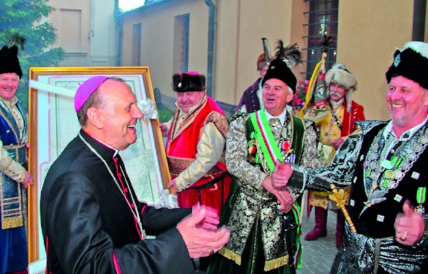 Łomżyńsko-Drohickie Bractwo Kurkowe przekazało bp. Tadeuszowi
Pikusowi archiwalną mapę Podlasia