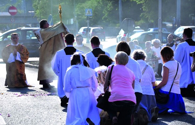 Błogosławieństwo miastu podczas procesji na zakończenie Roku Serca Pana Jezusa w naszej archidiecezji