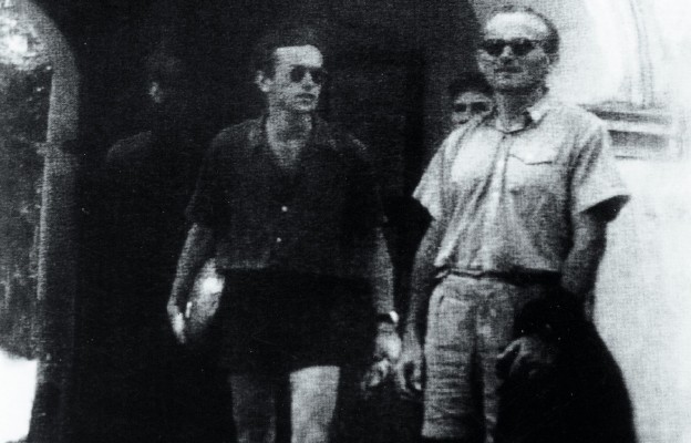 Ks. Karol Wojtyła z Karolem Tarnowskim w bramie
klasztoru Ojców Bernardynów, 22 lipca 1958 r.