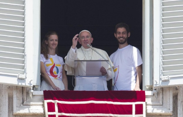 Papież Franciszek z młodymi ludźmi, którzy towarzyszyli mu podczas elektronicznej rejestracji na ŚDM 2016,
w oknie z Ojcem Świętym – autorka tekstu Diana Golec i Pierange lo Dorno