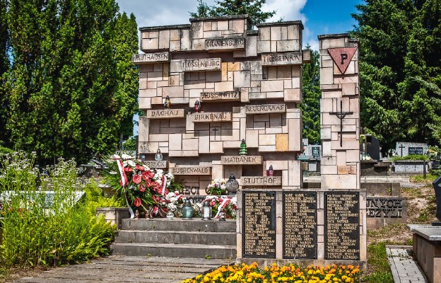 Pomnik na pl. Cichociemnych w Rzeszowie. Jedną z ofiar Auschwitz był o. Maksymilian Kolbe,
który zginął 14 sierpnia 1941 r.