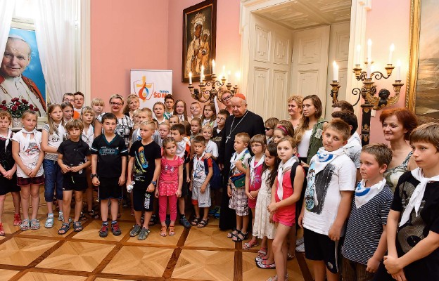 To już tradycja, że spotkanie dzieci z Księdzem Kardynałem uwiecznia fotograf