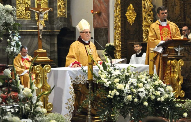 Mstów, 28 czerwca 2015 r. Ks. Giuseppe Cipolloni CRL podczas Mszy św. z okazji 25. rocznicy powrotu Kanoników Regularnych Laterańskich do Mstowa
