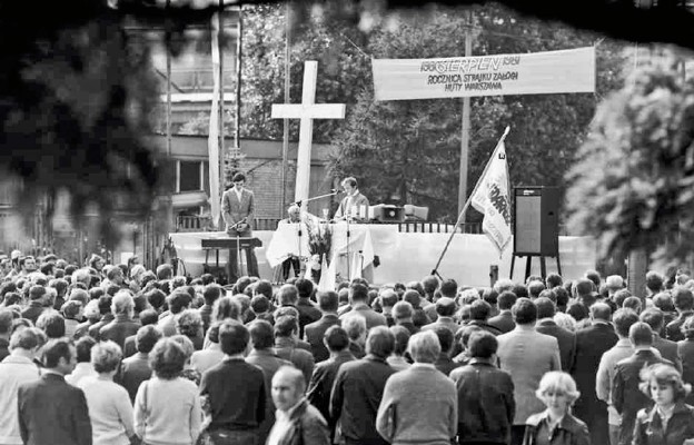 Ks. Jerzy Popiełuszko podczas Mszy św. w pierwszą rocznicę strajku
w Hucie Warszawa