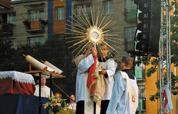 Bp Krzysztof Nitkiewicz pobłogosławił zebranym