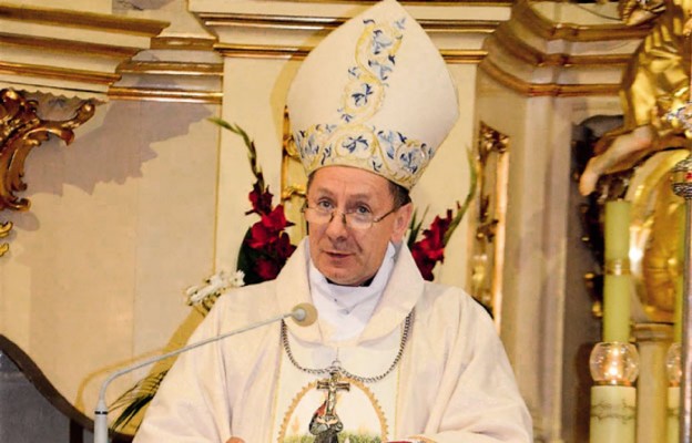 Ksiądz biskup Marian Rojek
podczas Mszy św. kończącej festiwal
