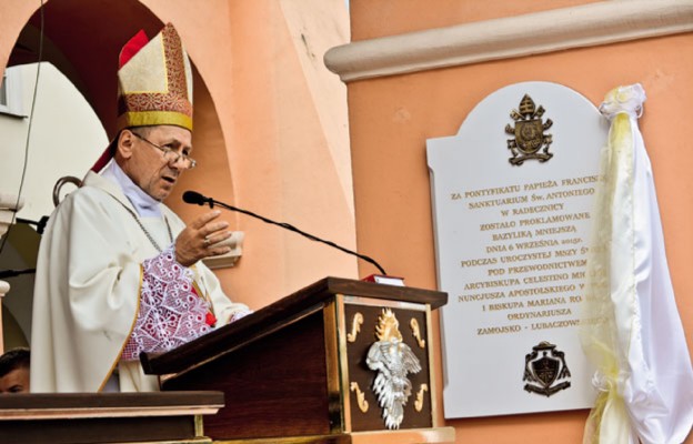 Biskup Marian Rojek podczas homilii mówił o zwierciadle, w którym
odbija się wnętrze człowieka. Radecznica, 6 września 2015 r.