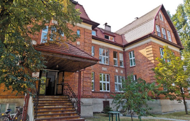 W budynku mieści się oddział psychiatryczny Wojewódzkiego Szpitala Zespolonego w Toruniu