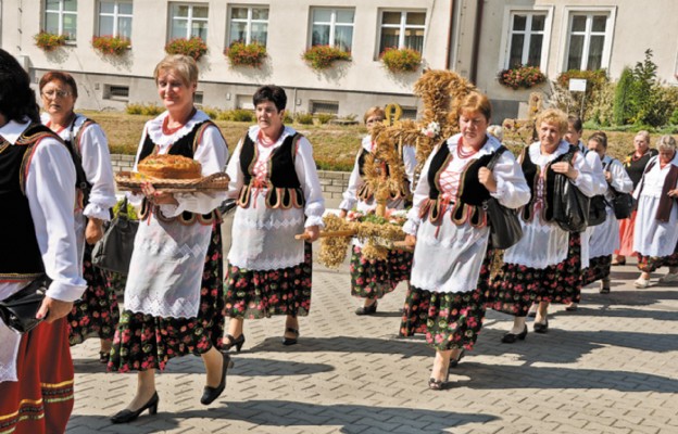 Korowód dożynkowy w Biszczy