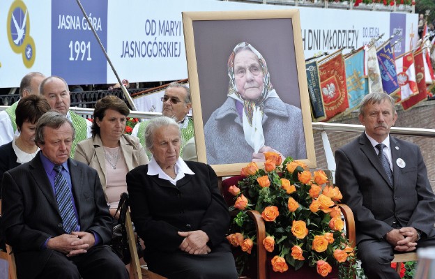 Rodzina bł. ks. Jerzego Popiełuszki podczas Mszy św. pielgrzymkowej przy portrecie mamy Marianny
Popiełuszko, która co roku pielgrzymowała ze światem pracy