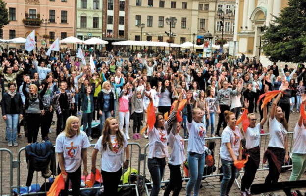 Młodzież na Starym Rynku uwielbia Boga tańcem i śpiewem