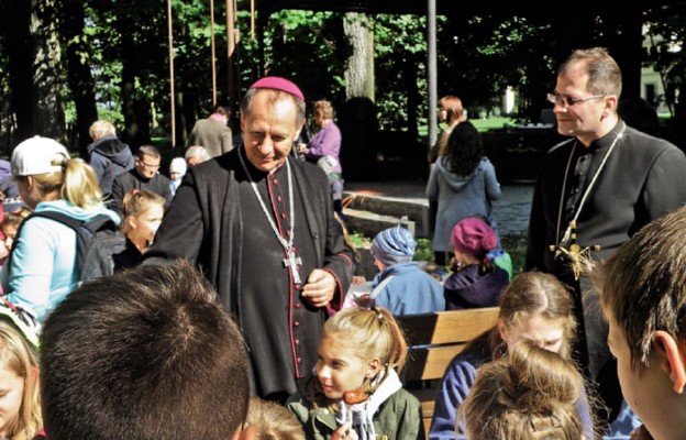 Po sadzeniu żonkili był czas na wspólne pieczenie kiełbasek