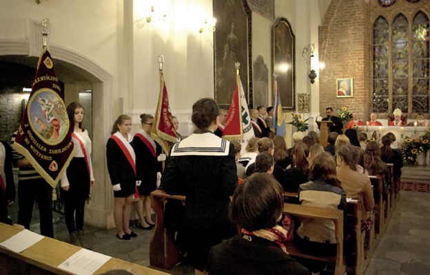 Mszy św. w kościele pw. św. Jadwigi Śląskiej z udziałem uczniów i nauczycieli Gimnazjum
im. Księżnej Anny z Przemyślidów w Siechnicach przewodniczył abp Józef Kupny