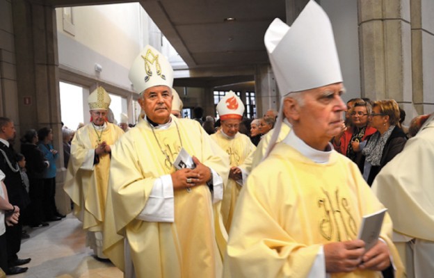 W procesji szedł bp Edward Białogłowski (na zdjęciu) i bp senior Kazimierz Górny