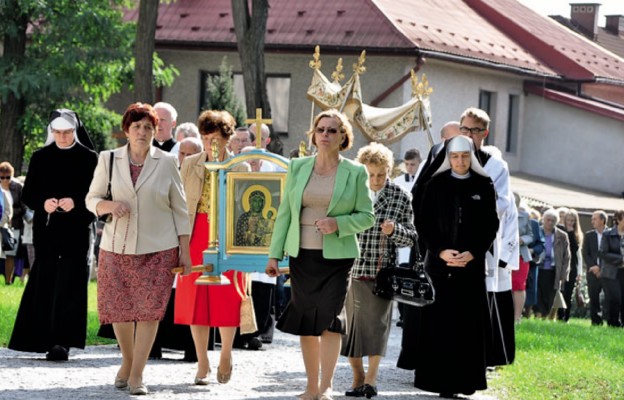 Procesja odpustowa wokół kościoła