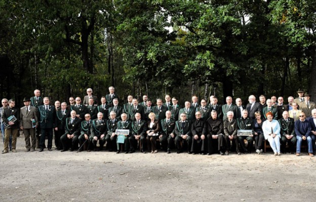 Pamiątkowe zdjęcie leśników i mysliwych wraz z kapelanami kół łowieckich