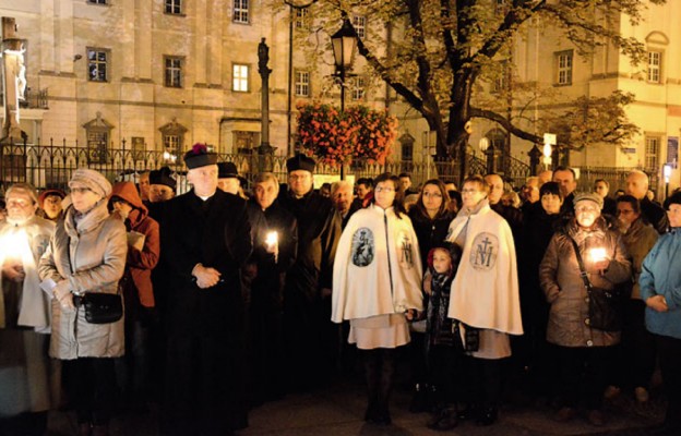 Apel Jasnogórski pod pomnikiem św. Jana Pawła II w Świdnicy