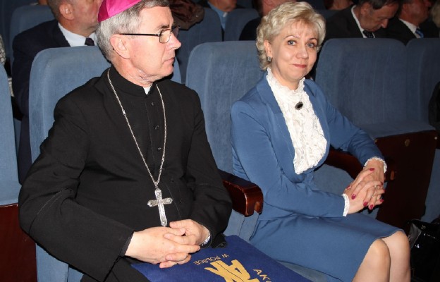 Bp Jan Wątroba i Halina Szydełko, prezes AK podczas II Kongresu Akcji Katolickiej w Krakowie