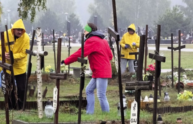 Bezdomni porządkujący groby bezdomnych