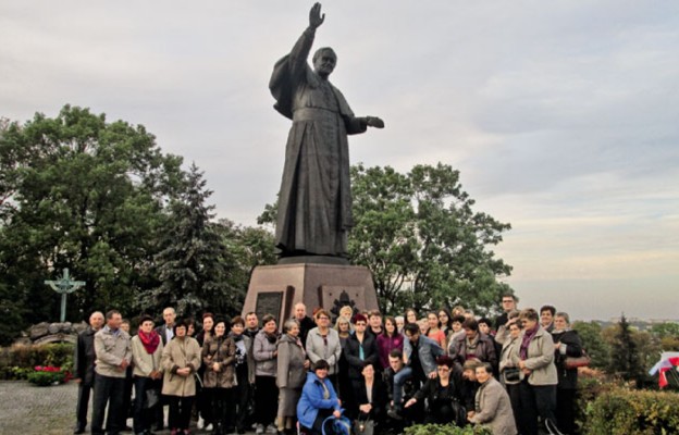 Wspólne zdjęcie uczestników pielgrzymki przy pomniku św. Jana Pawła II na Jasnej Górze