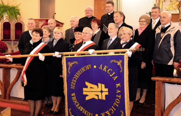 Uroczystość poświęcenia sztandaru POAK przy parafii Najświętszej Maryi Panny Nieustającej Pomocy
we Wrocławiu