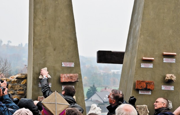 Wmurowanie kamieni węgielnych pod pomnik Niezłomnym - Ojczyzna